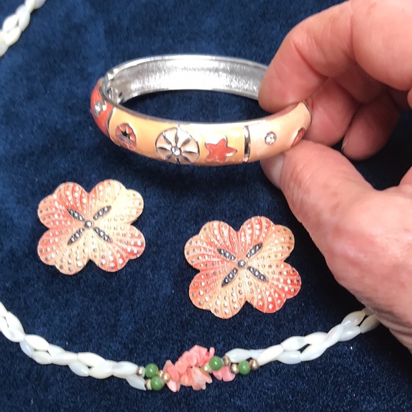 Mother of Pearl Beads, coral & small jade beads Necklace, earrings and bracelet - Picture 7 of 16